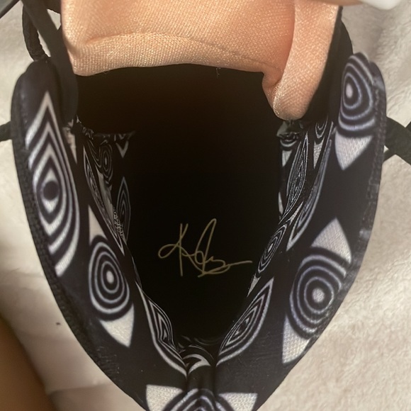 Kyrie Irvin’s Little boy size One BRAND NEW AND NEVER WORN - Picture 4 of 9